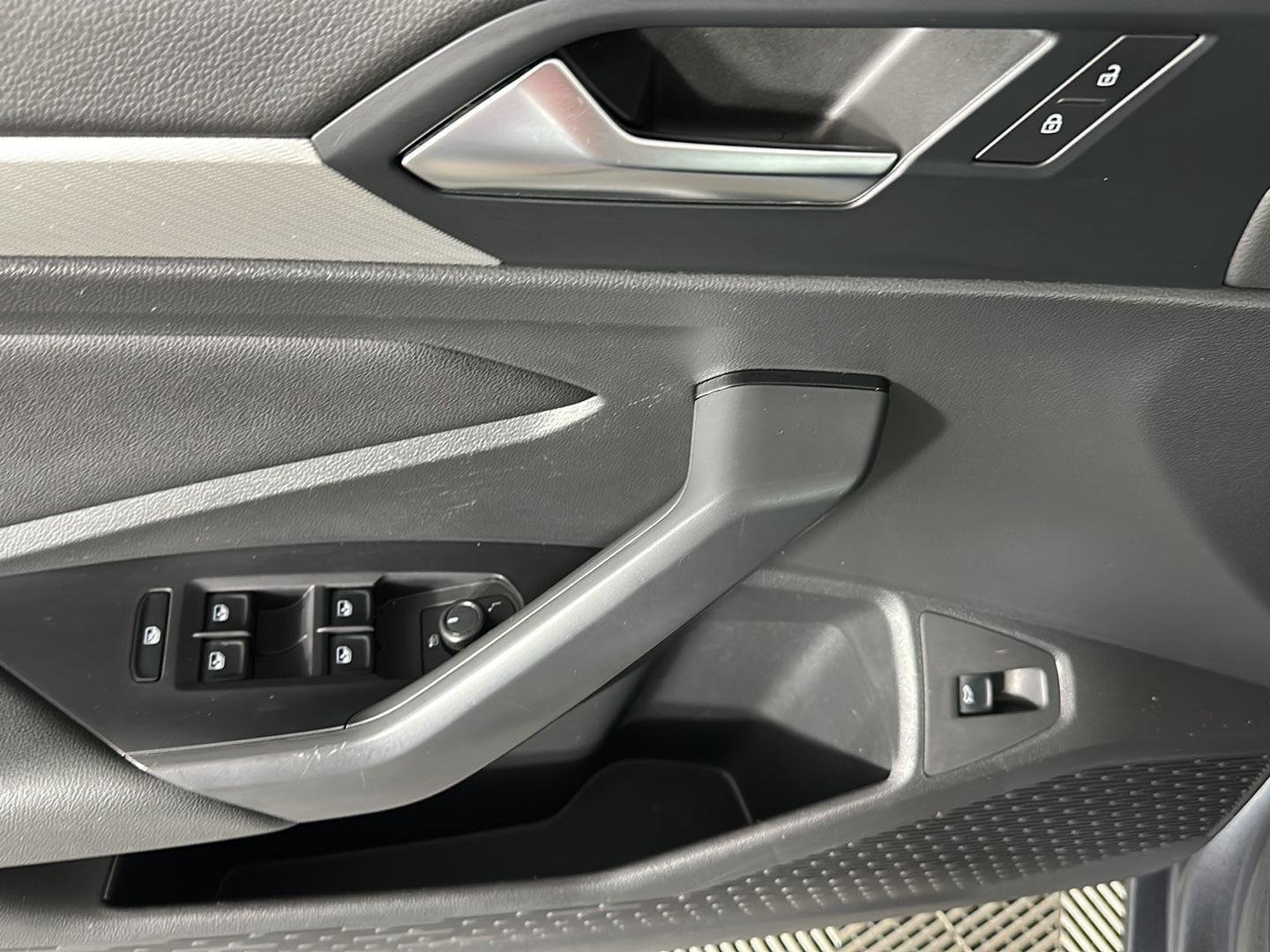 Used 2019 Platinum Gray Metallic Volkswagen SE image 18