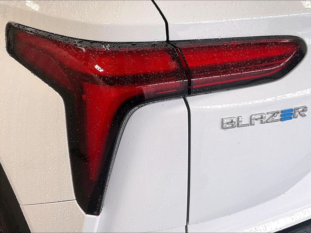 Used 2024 White Chevrolet LT image 33