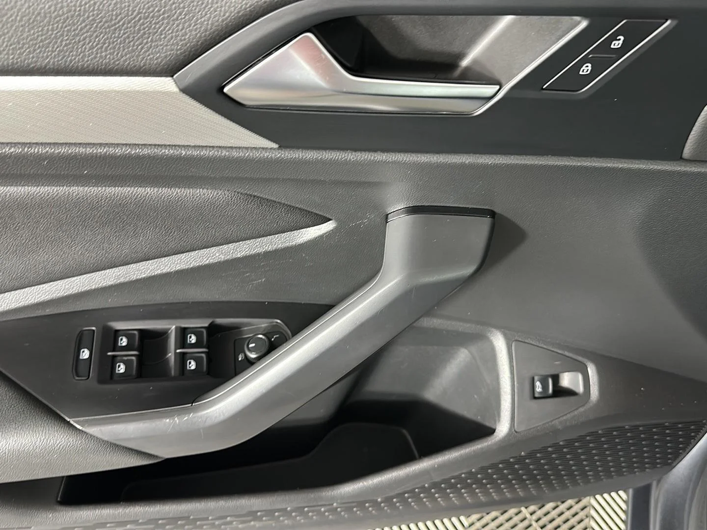 Used 2019 Platinum Gray Metallic Volkswagen SE image 18