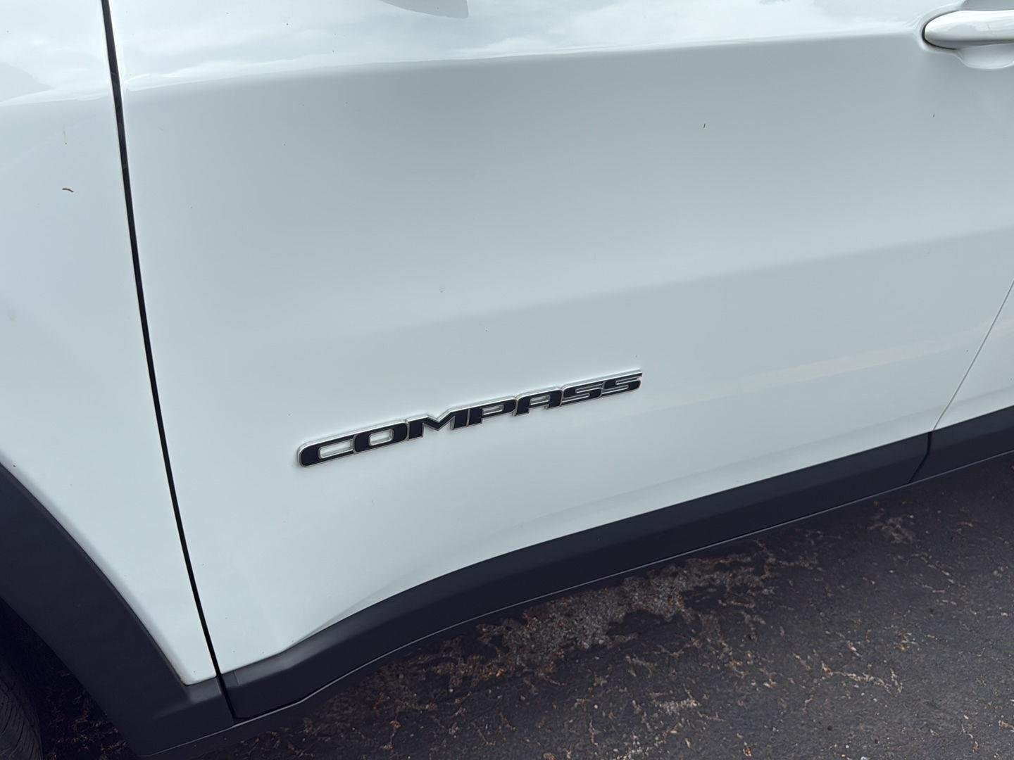 Used 2022 Bright White Clearcoat Jeep Latitude image 8