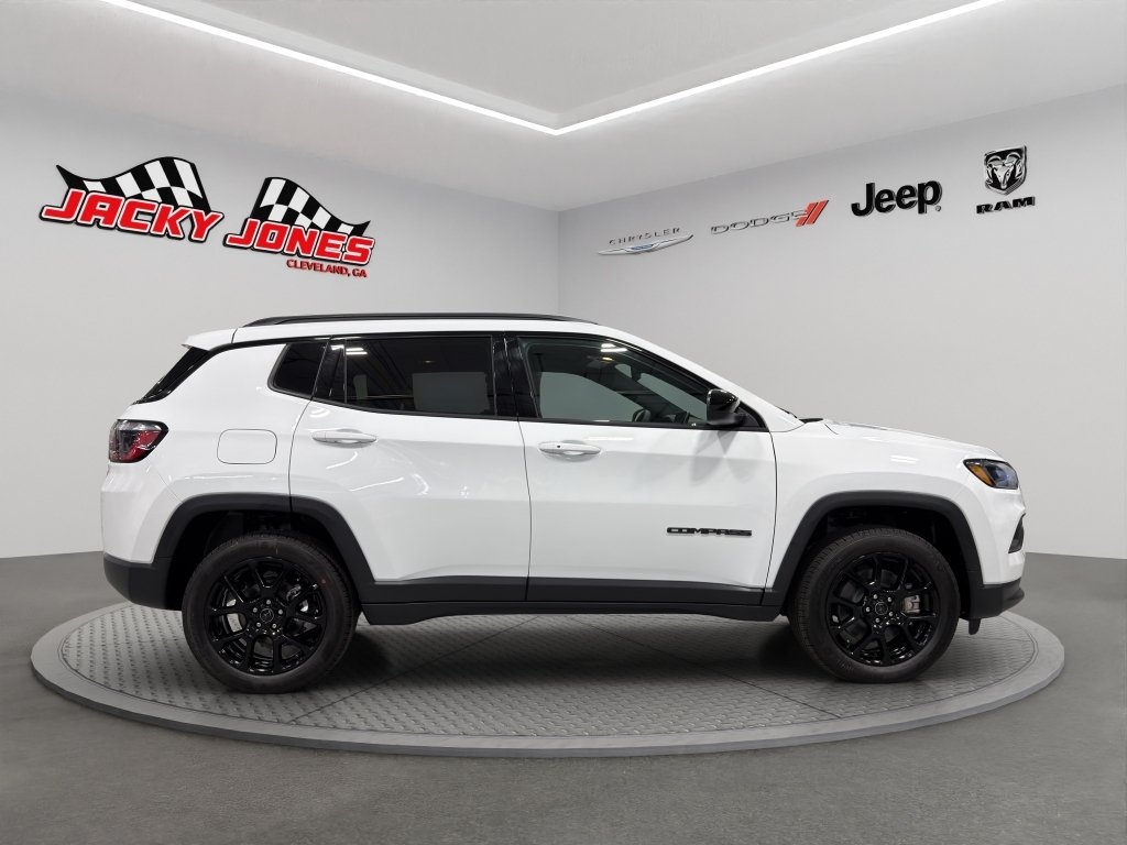 New 2026 Bright White Clear-Coat Exterior Paint Jeep Latitude Altitude image 11