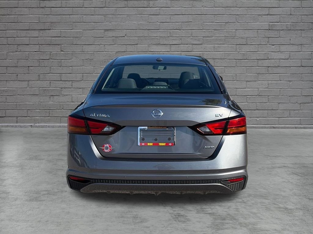 Used 2021 Gun Metallic Nissan 2.5 SV image 5