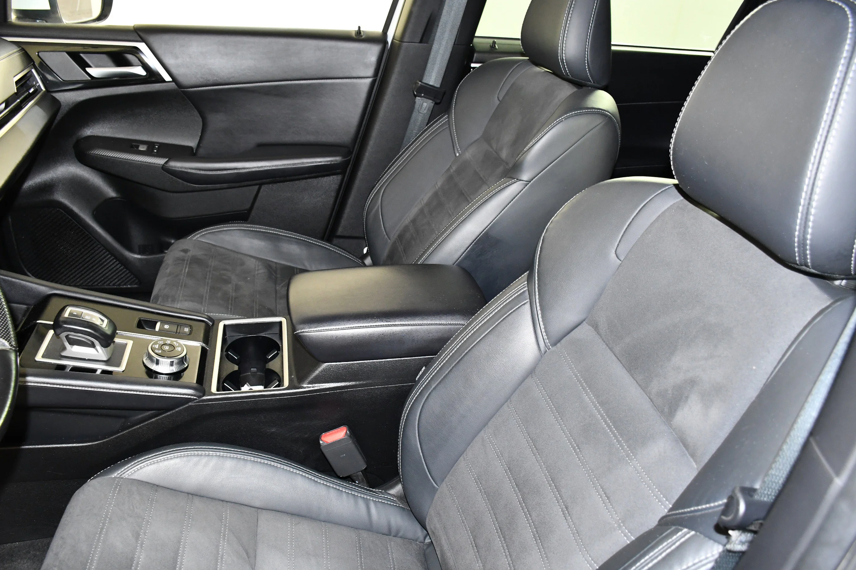Certified Used 2023 White Diamond Mitsubishi SE image 37