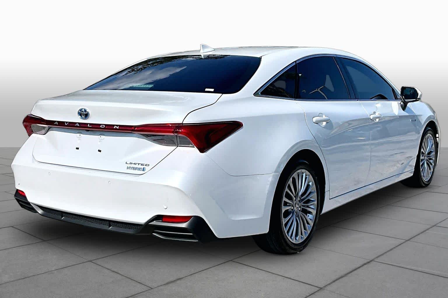 Used 2021 Wind Chill Pearl Toyota Hybrid Limited image 13