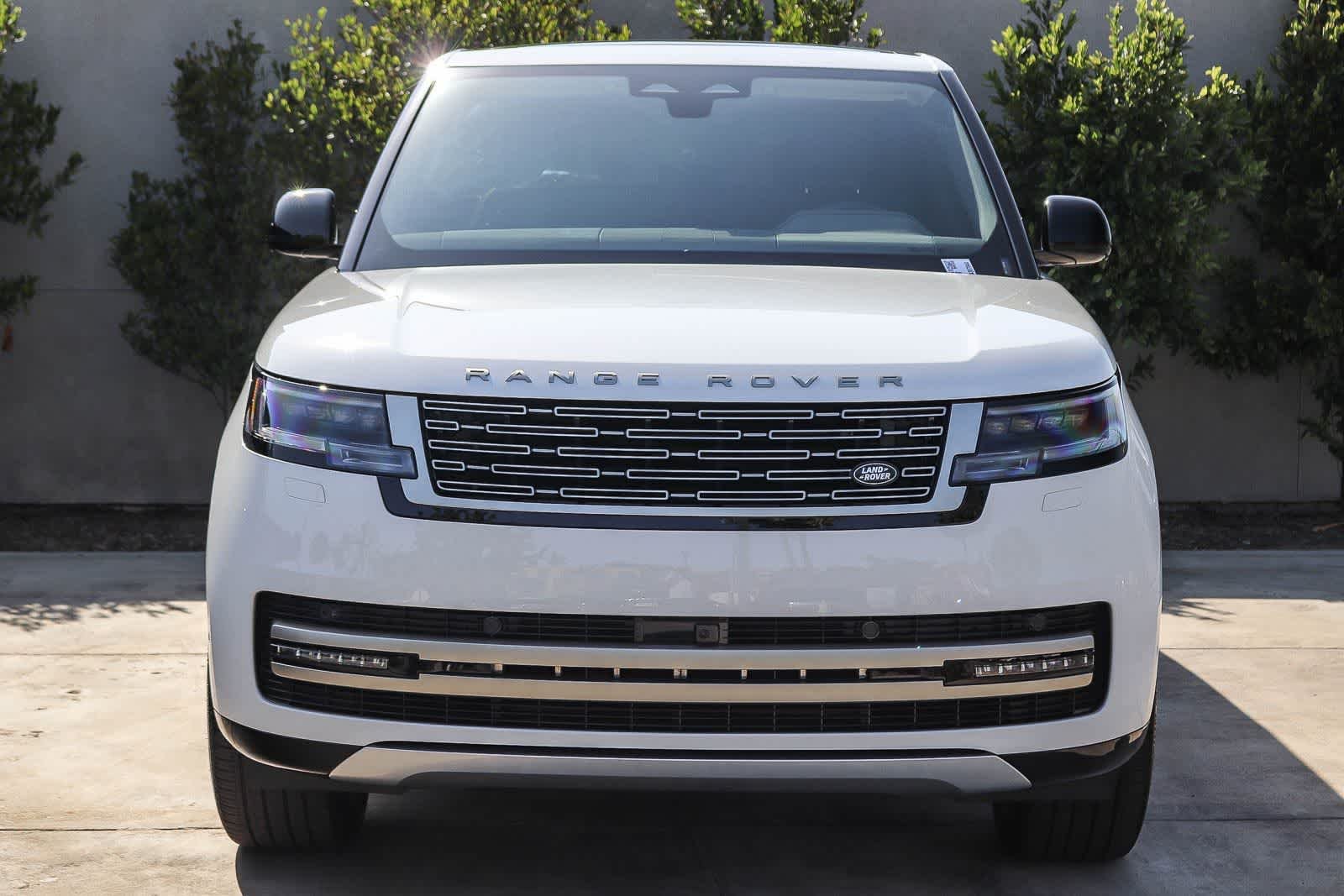 New 2026 Fuji White Land Rover SE image 2