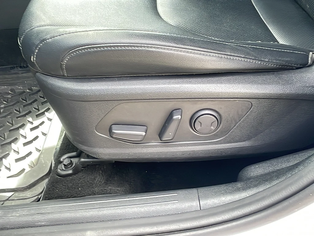 Used 2023 White Kia EX image 33