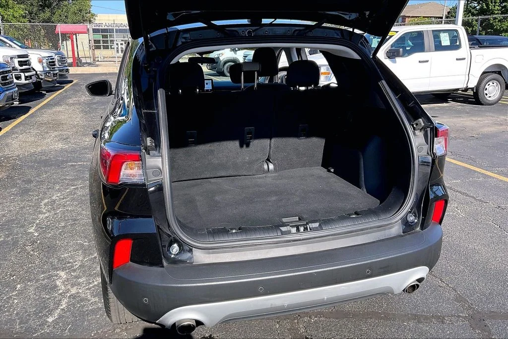 Used 2022 Black Ford SE image 28