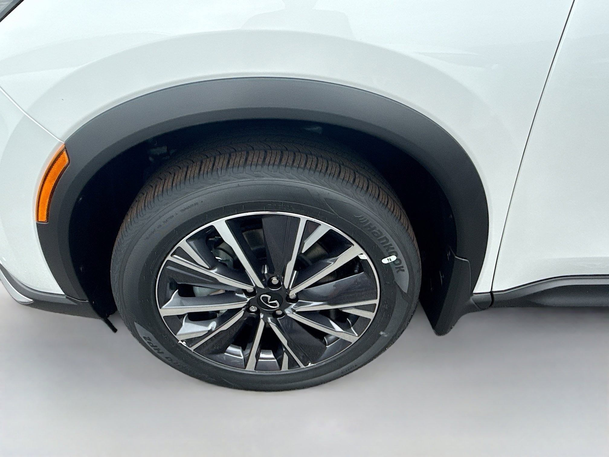 New 2027 RADIANT WHITE INFINITI Luxe FWD image 25