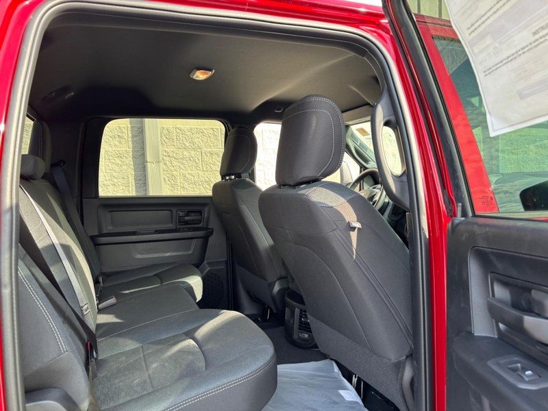 New 2026 Molten Red Pearl-Coat Exterior Paint RAM Black Express 4x4 image 7