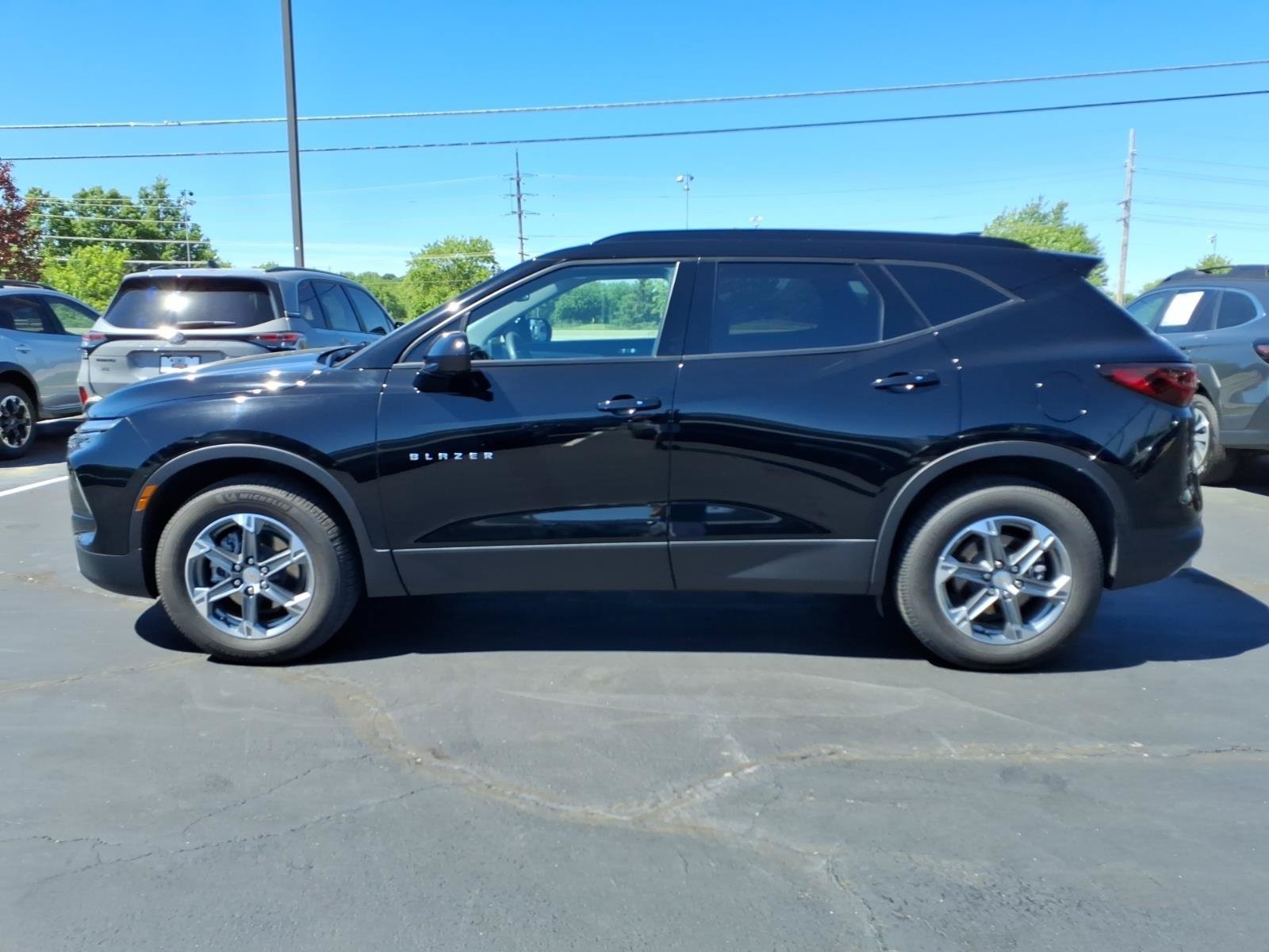 Used 2023 BLACK Chevrolet LT image 4
