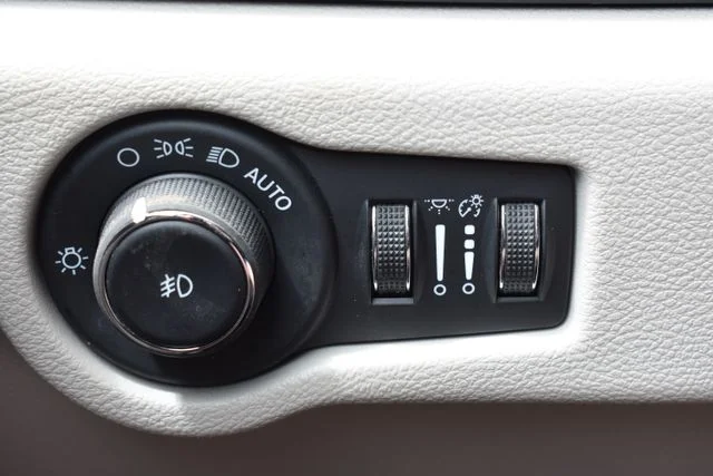 Used 2024 Silver Chrysler Touring L image 27