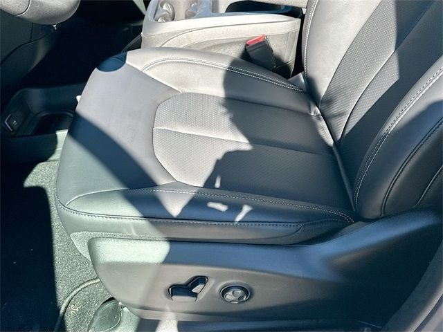 New 2026 Bright White Clear-Coat Exterior Paint Chrysler LX image 13