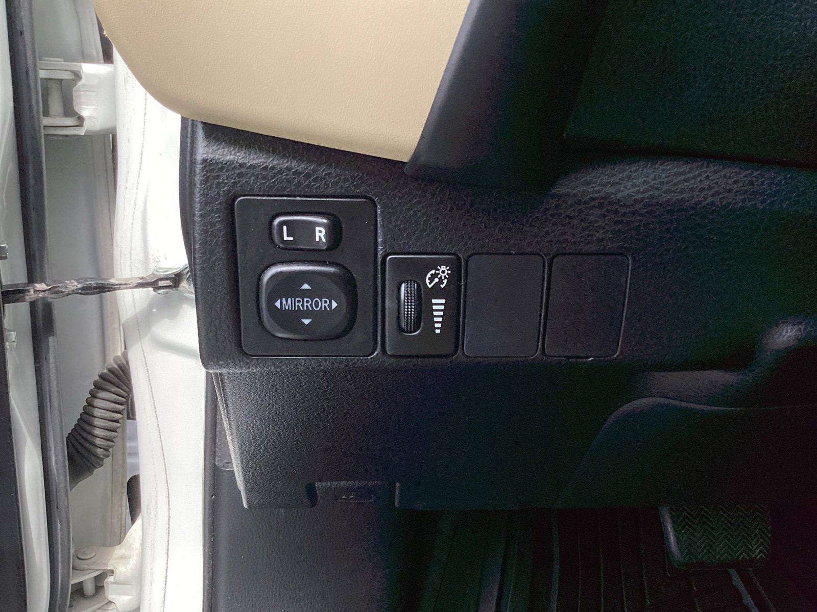 Used 2017 White Toyota LE image 26