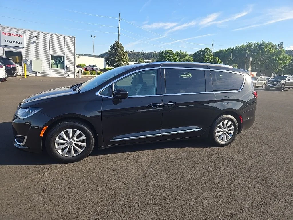 Used 2019 Black Chrysler Touring L image 9