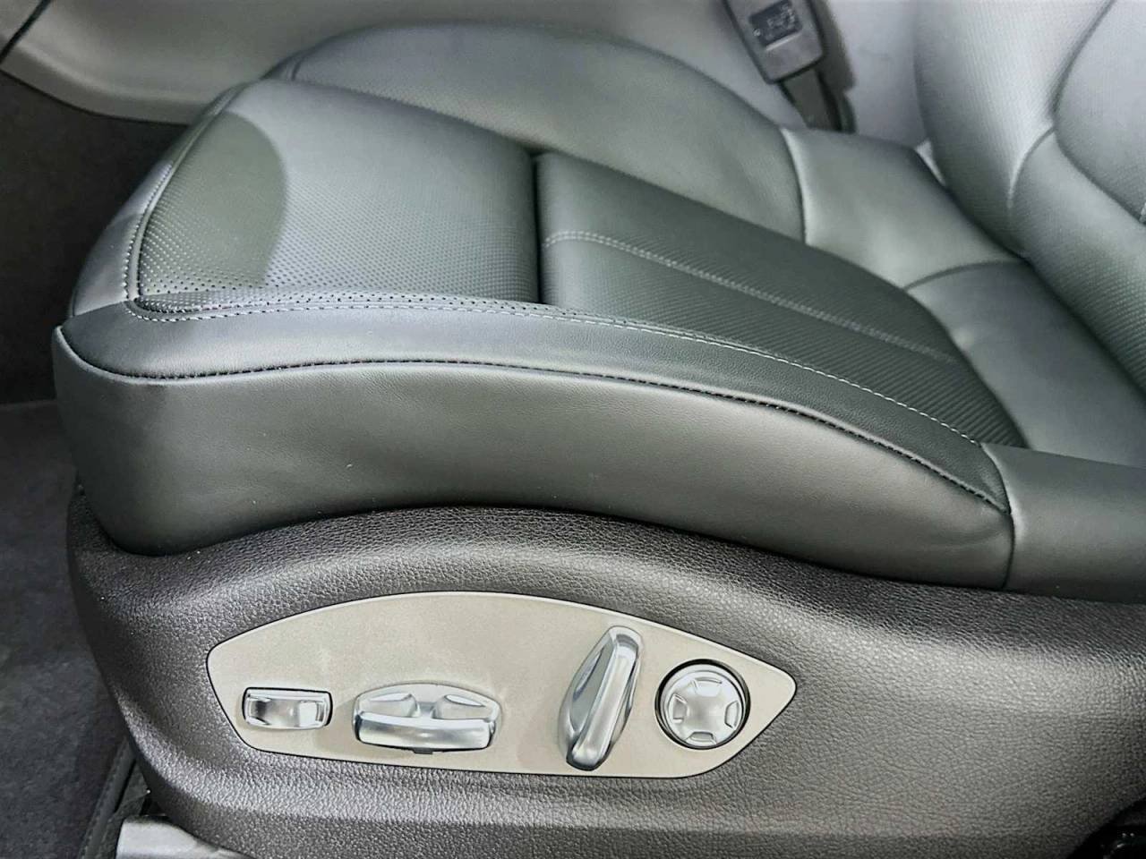 Certified Used 2026 VOLCANO GREY Porsche  image 13