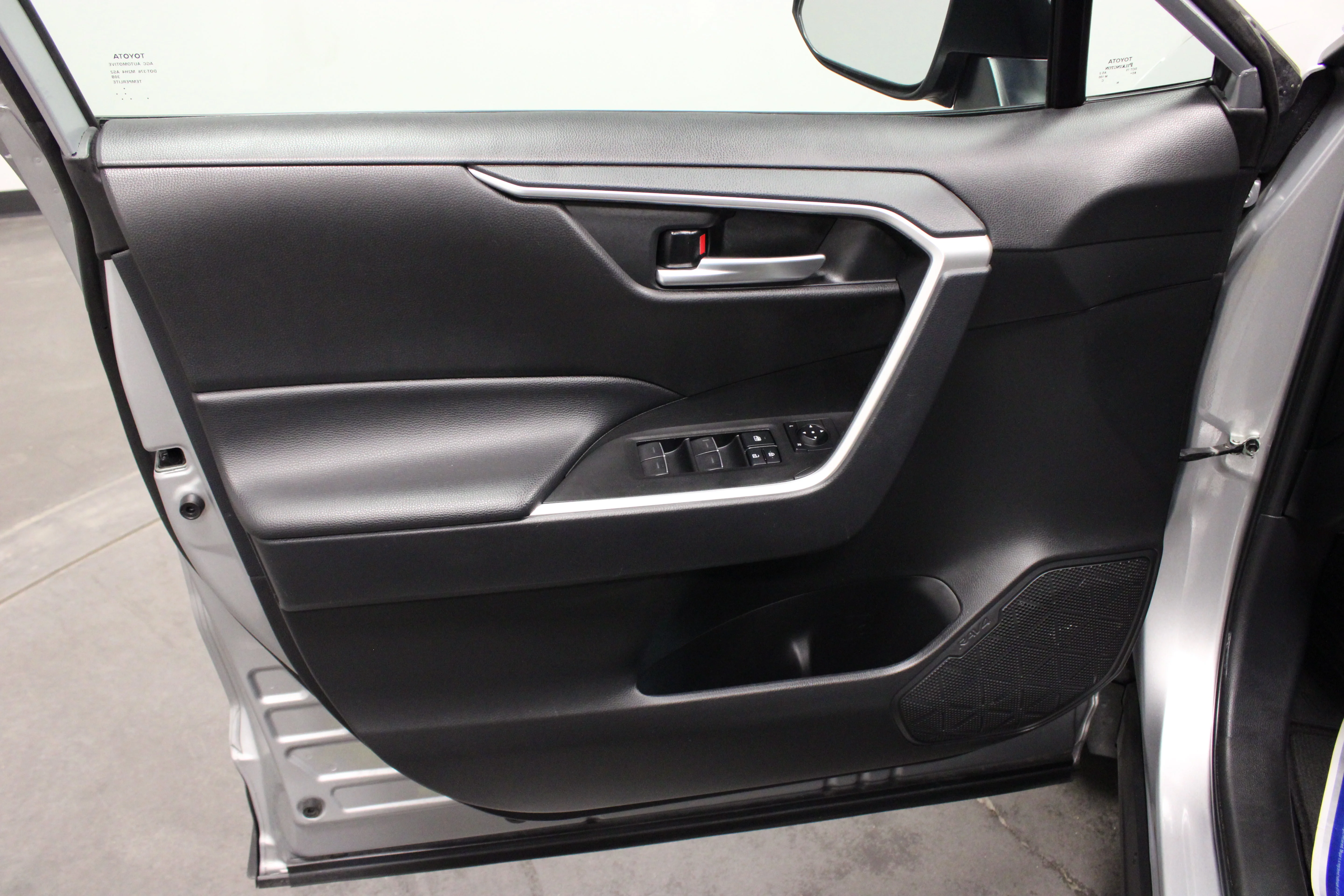 Used 2025 Silver Sky Metallic Toyota XLE image 18