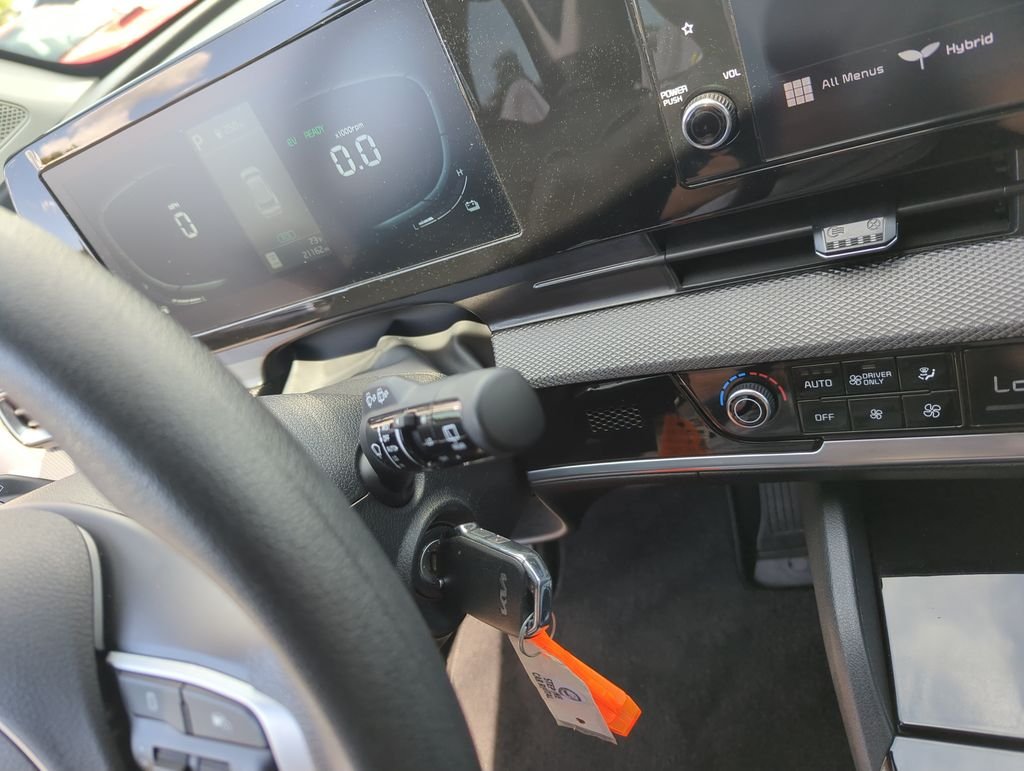 Used 2025 White Kia LX image 24