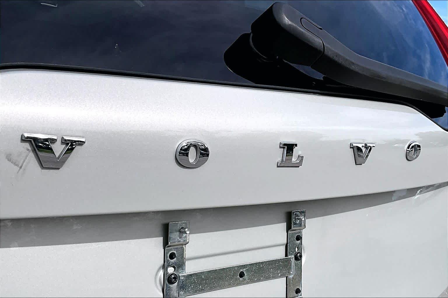 Used 2022 GOLD Volvo Inscription image 31