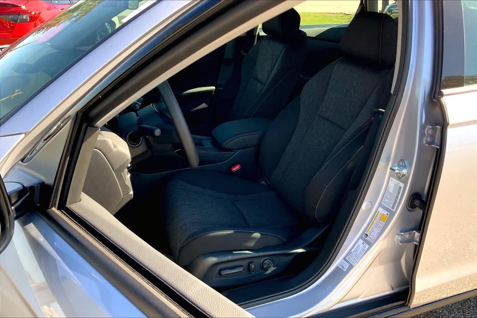 Used 2025 Solar Silver Metallic Honda SE image 9