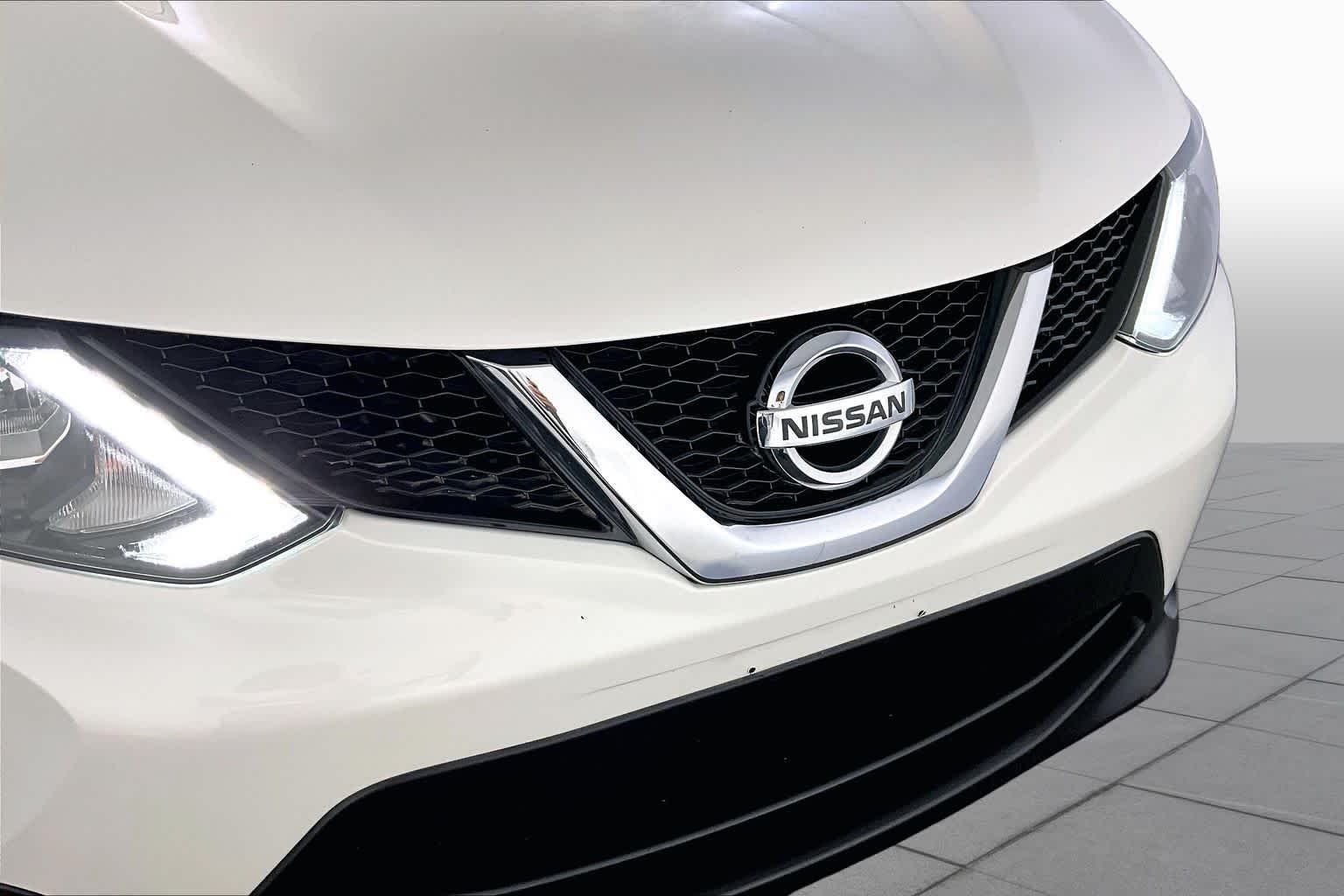 Used 2017 Pearl White Nissan SV image 32