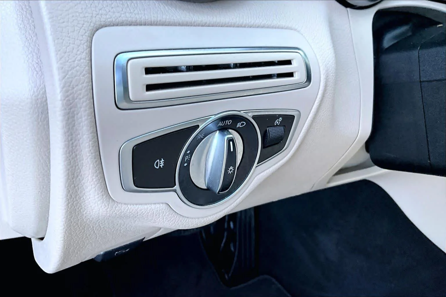 Used 2019 Lunar Blue Metallic Mercedes-Benz C 300 image 33