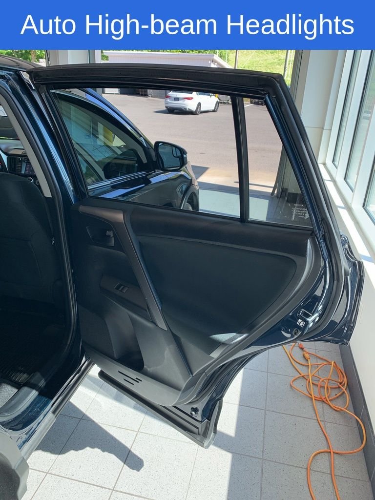 2018 Toyota RAV4 LE - Photo 12