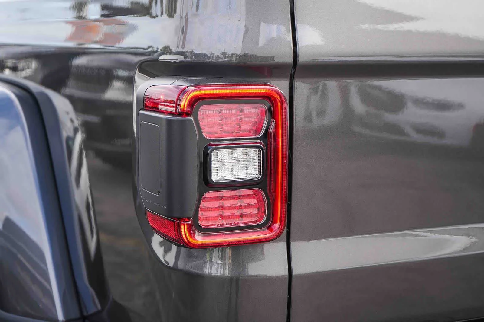 New 2026 Granite Crystal Metallic Clear-Coat Exterior Paint Jeep Mojave X image 10