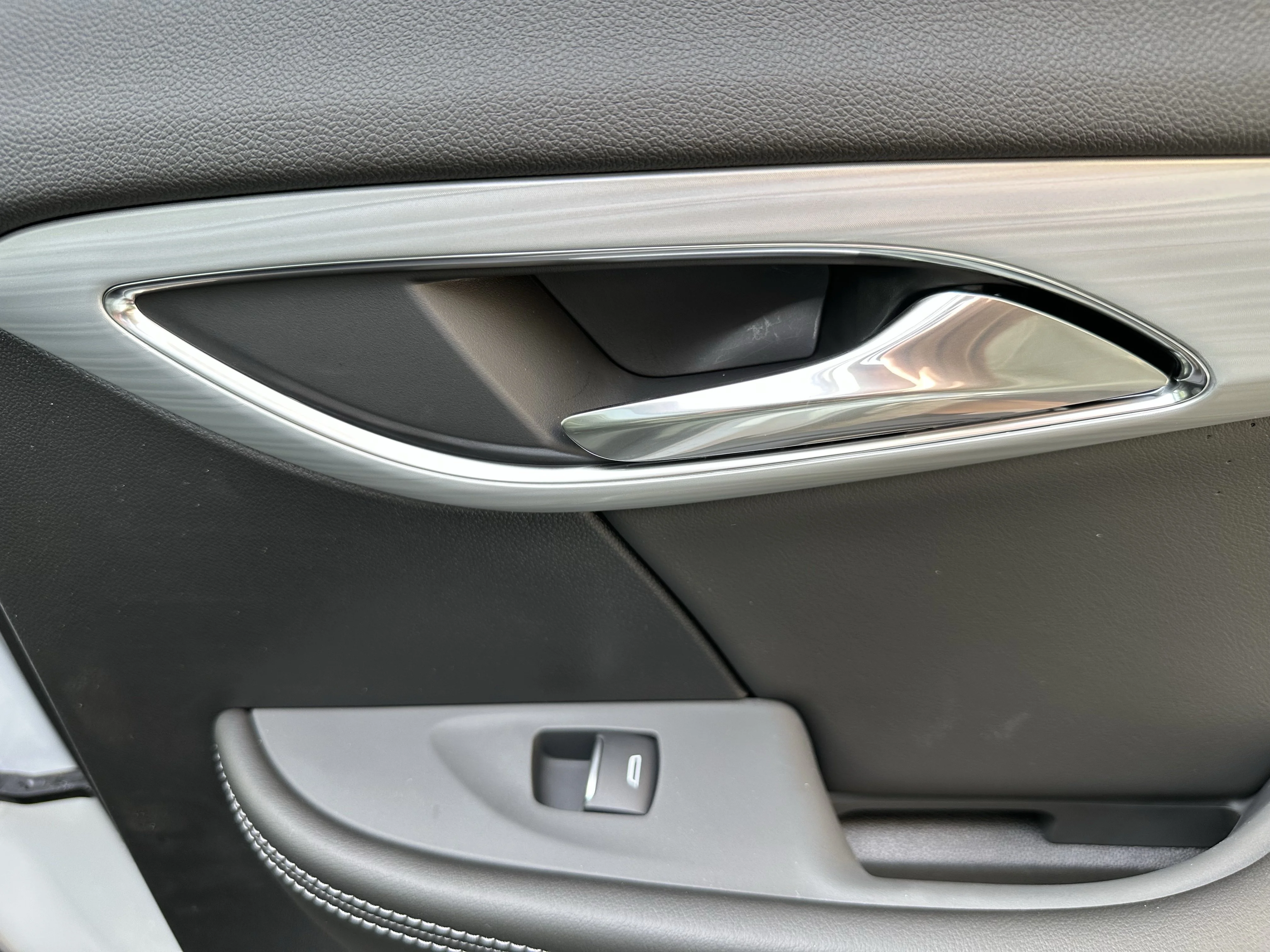 New 2026 Iridescent White Tricoat Buick Avenir image 20