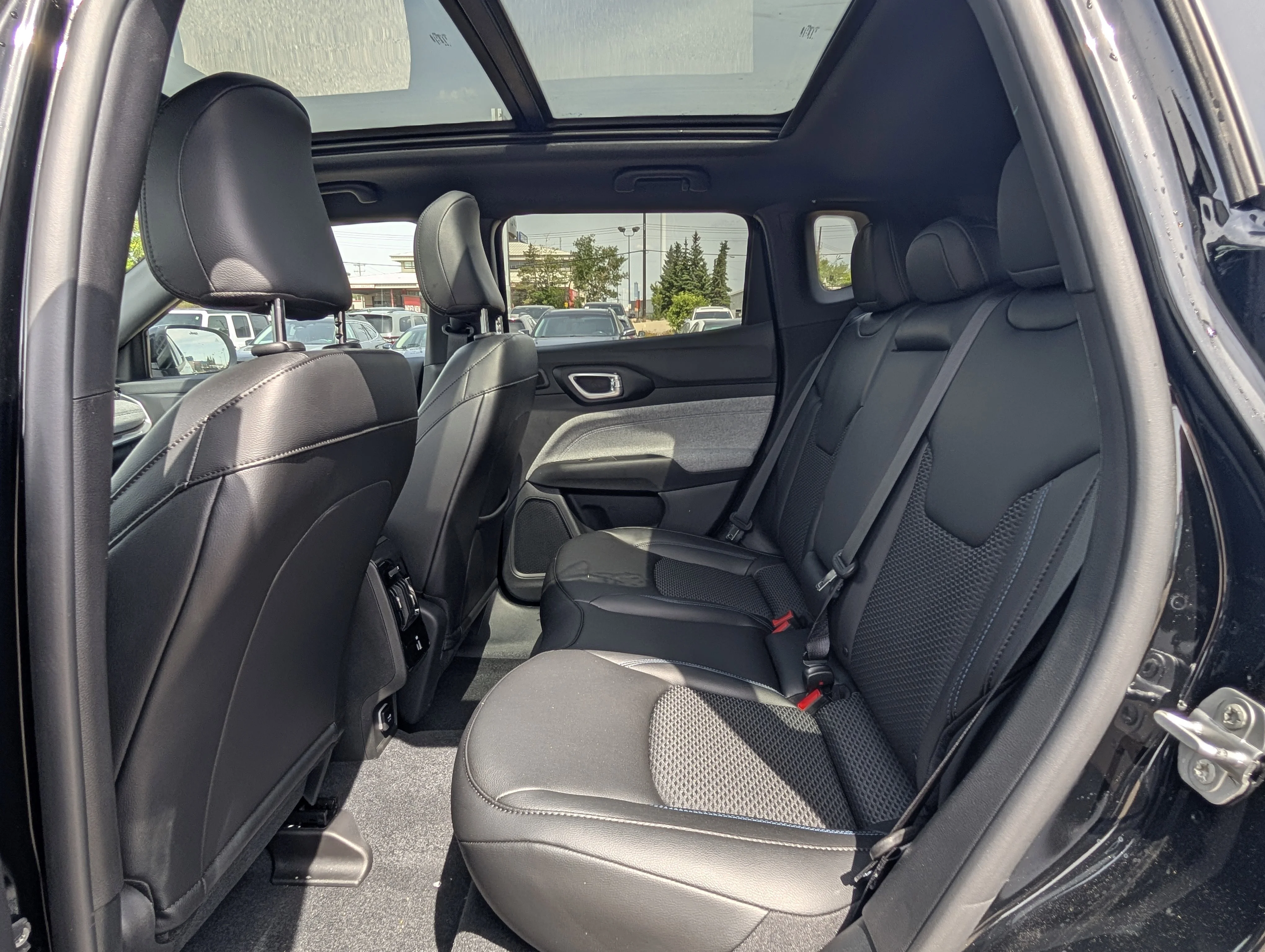 New 2026 Diamond Black Crystal Pearl Jeep North image 21