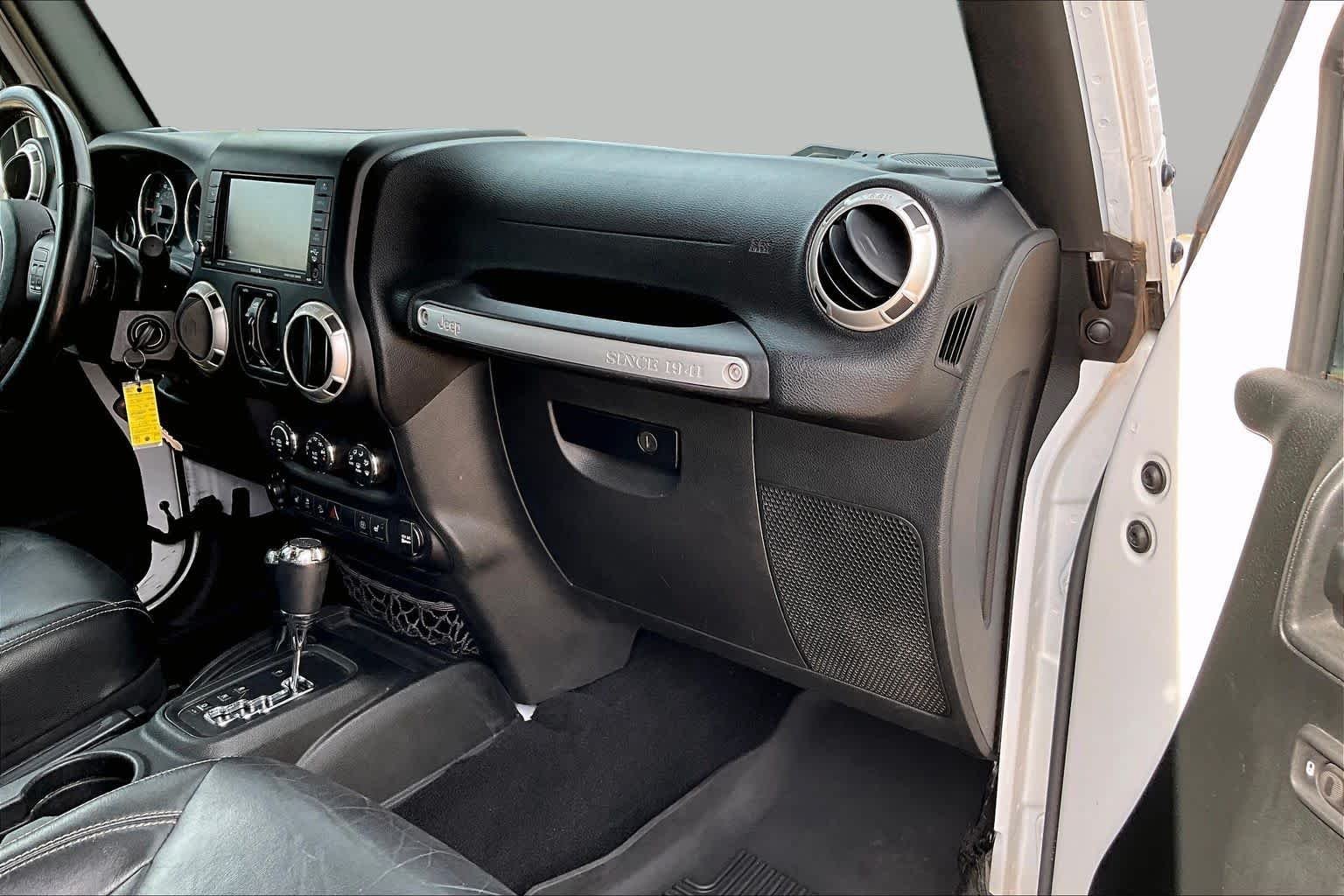 Used 2017 Bright White Clearcoat Jeep Sahara image 17