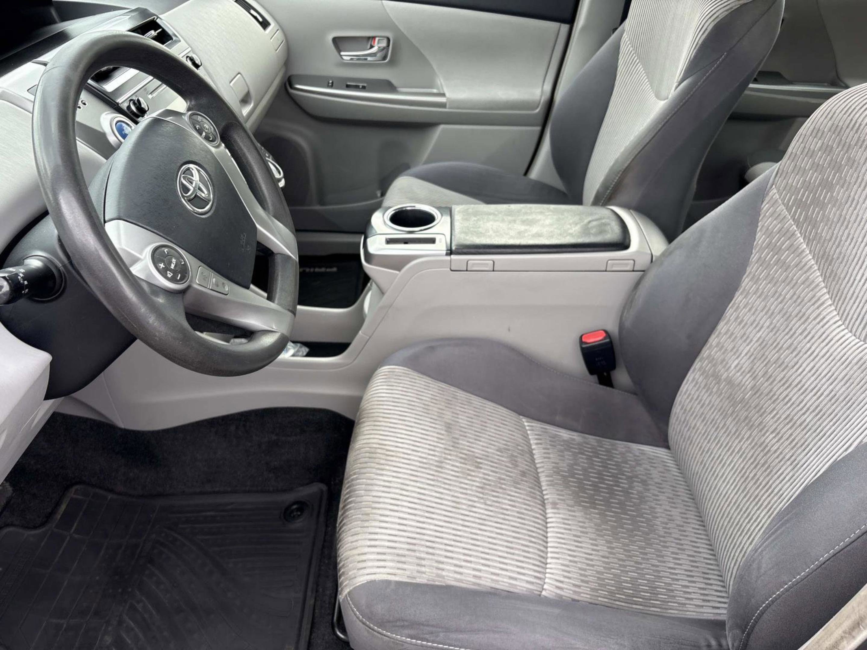 2016 Toyota Prius v Five - Photo 26