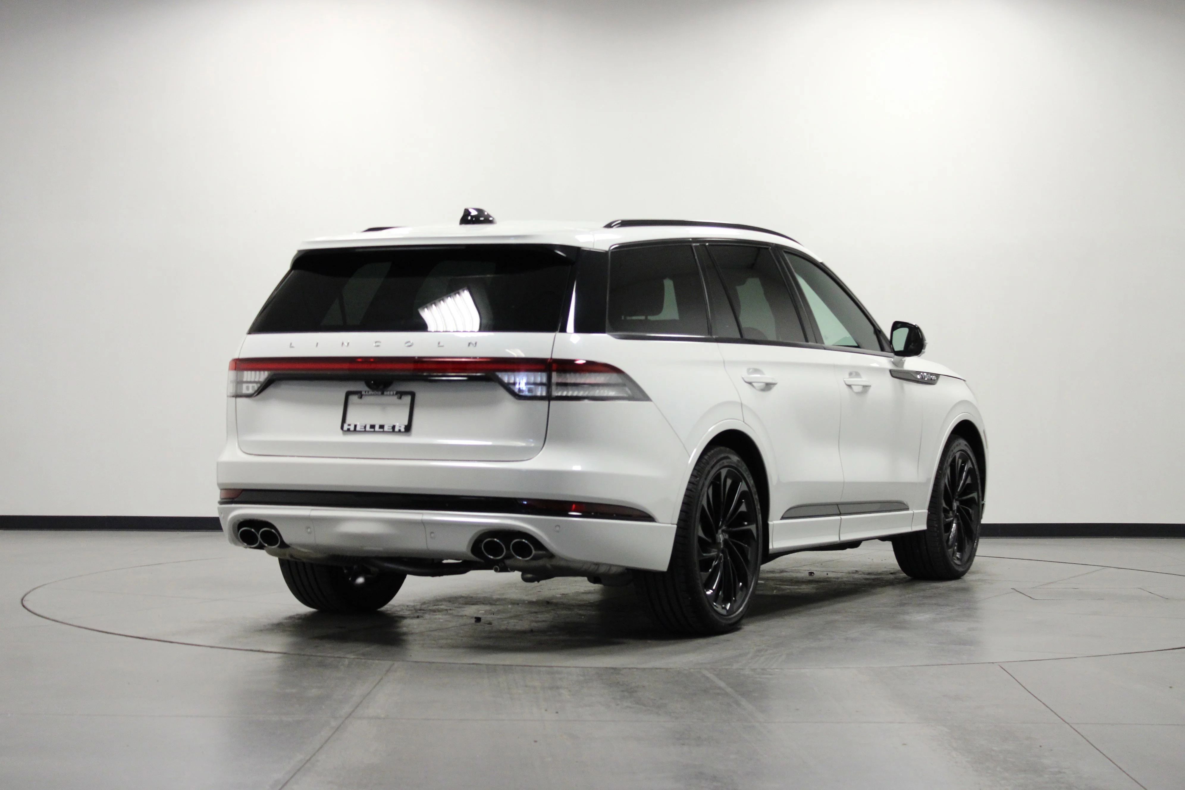 Used 2025 White Metallic Lincoln Reserve image 4