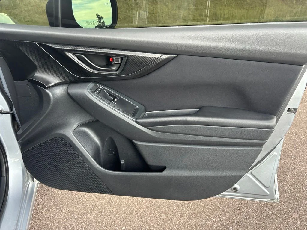 Used 2018 Silver Subaru 2.0i image 18