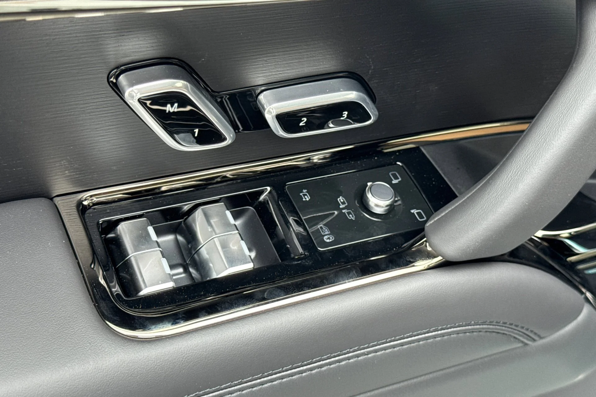 New 2026 FUJI WHITE Land Rover Dynamic SE image 15