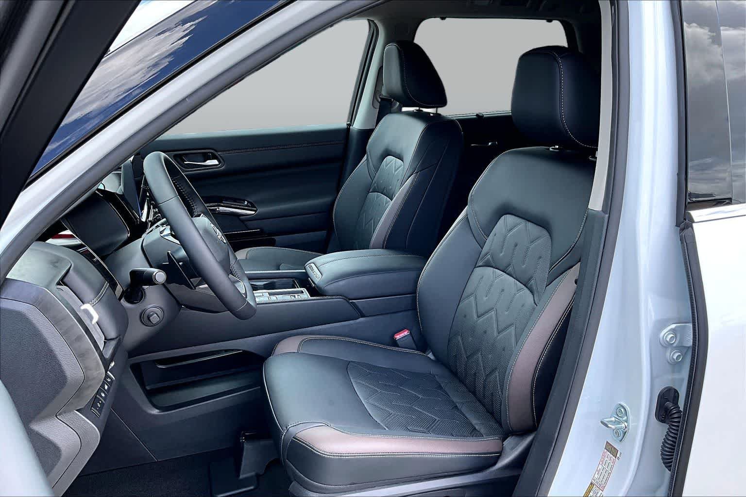 Used 2026 Everest White Pearl Tricoat/Super Black Nissan Platinum image 8