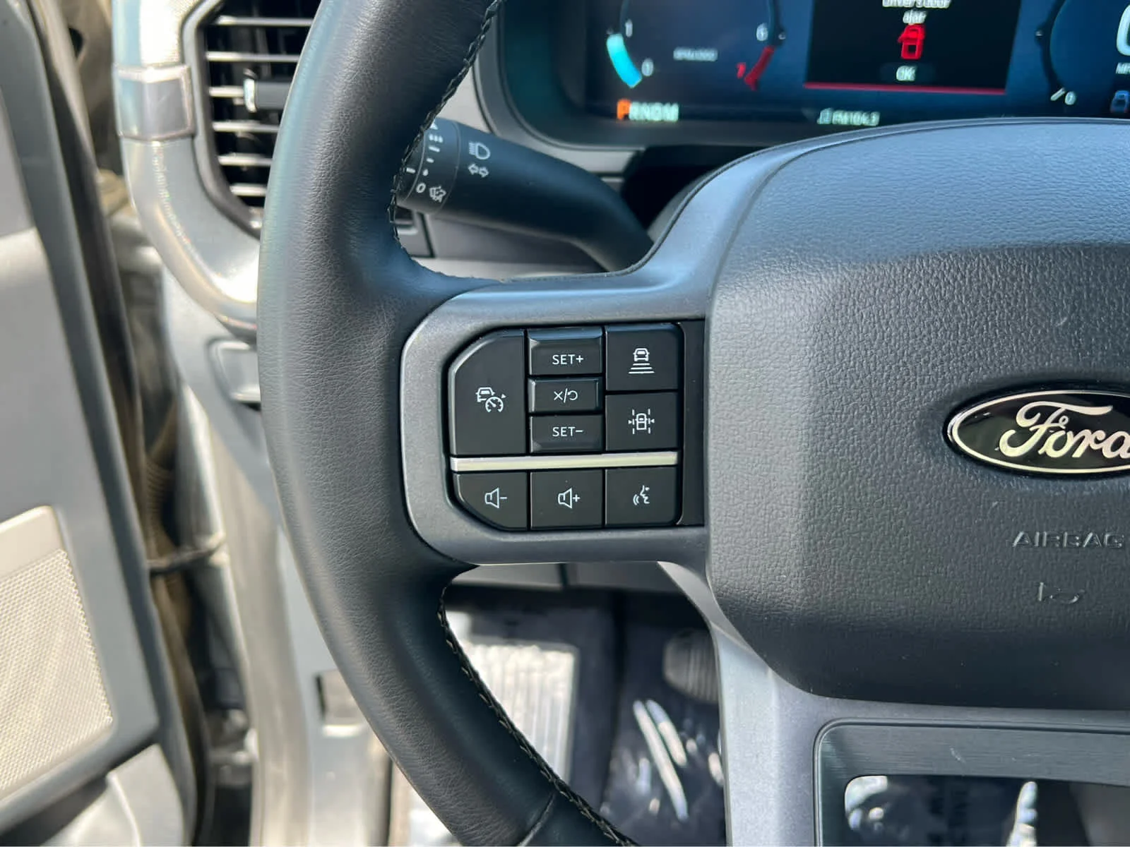 Used 2025 Iconic Silver Metallic Ford LARIAT image 34