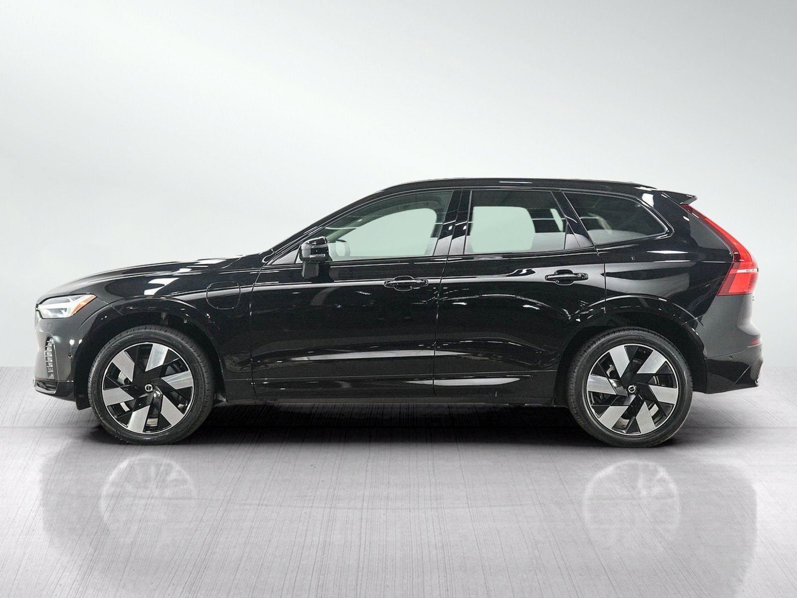 Used 2024 Volvo XC60 Plus with VIN YV4H60DL5R1725362 for sale in South Saint Paul, Minnesota