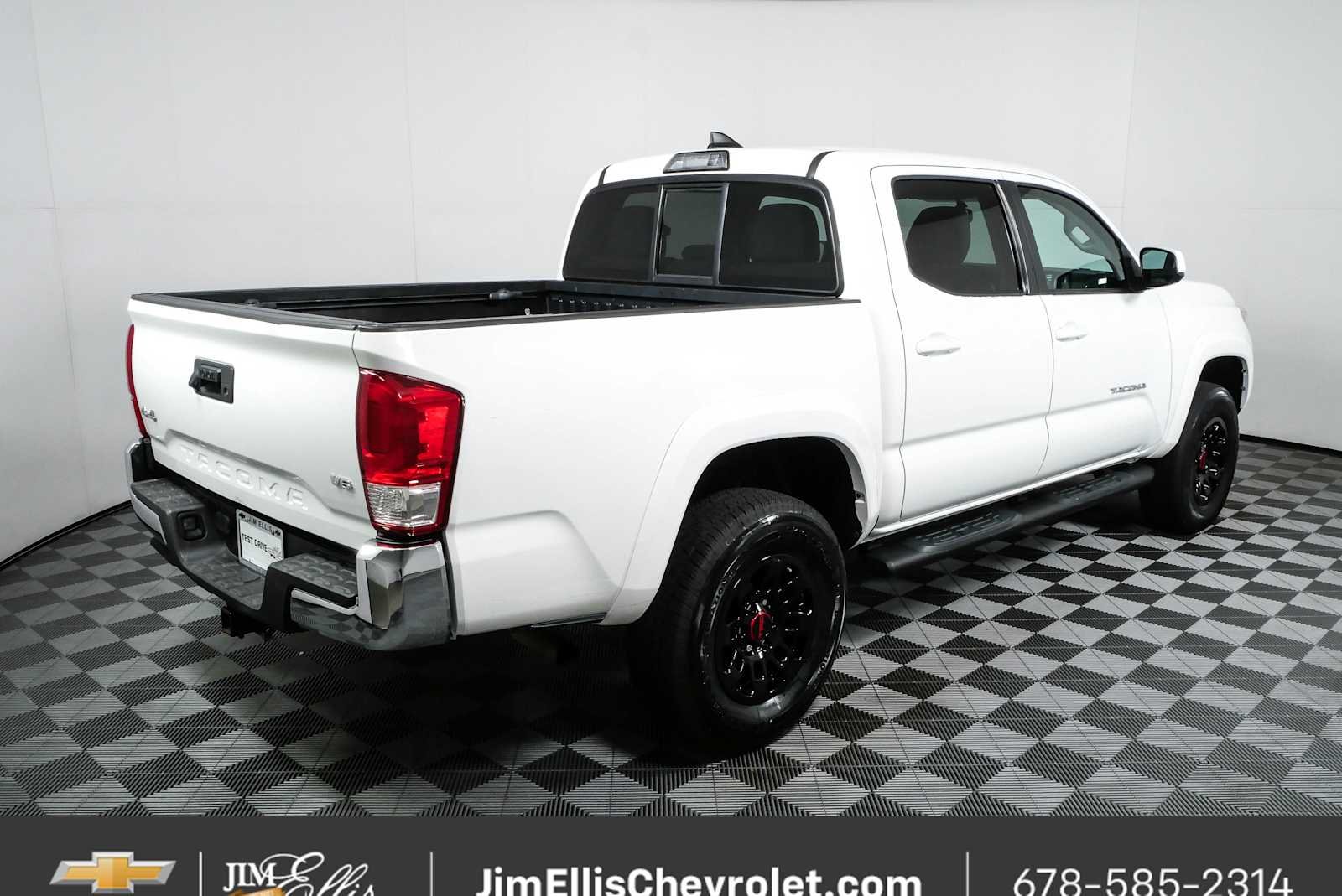 Used 2017 White Toyota SR5 V6 image 3