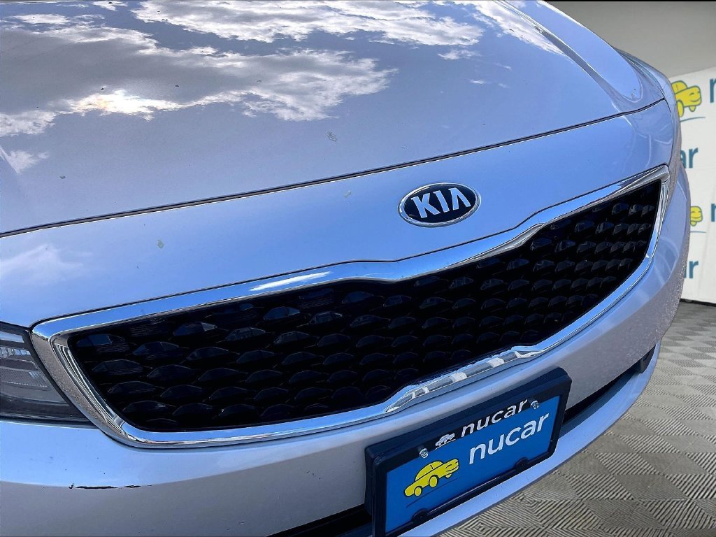 Used 2018 Silky Silver Kia LX image 27