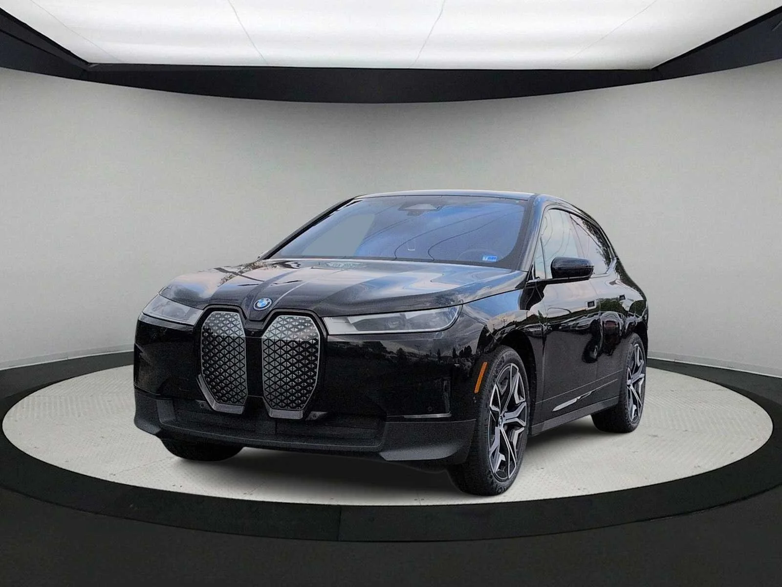 Certified Used 2024 Black Sapphire Metallic BMW xDrive50 image 4