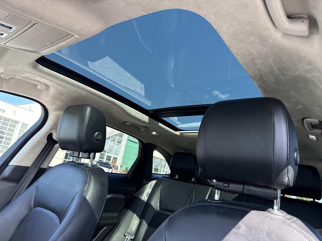 Used 2020 Silver Jaguar 25t Premium image 23