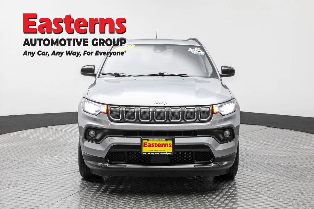 Used 2022 Silver Jeep Latitude image 2