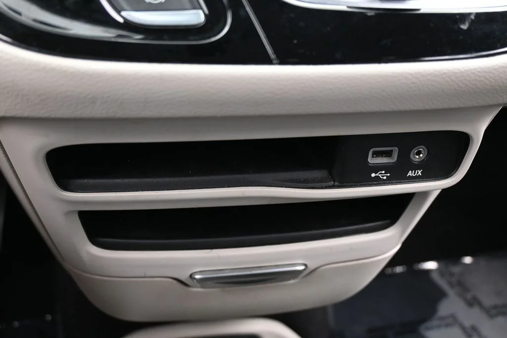 Used 2019 Granite Crystal Metallic Clearcoat Chrysler Touring L image 28