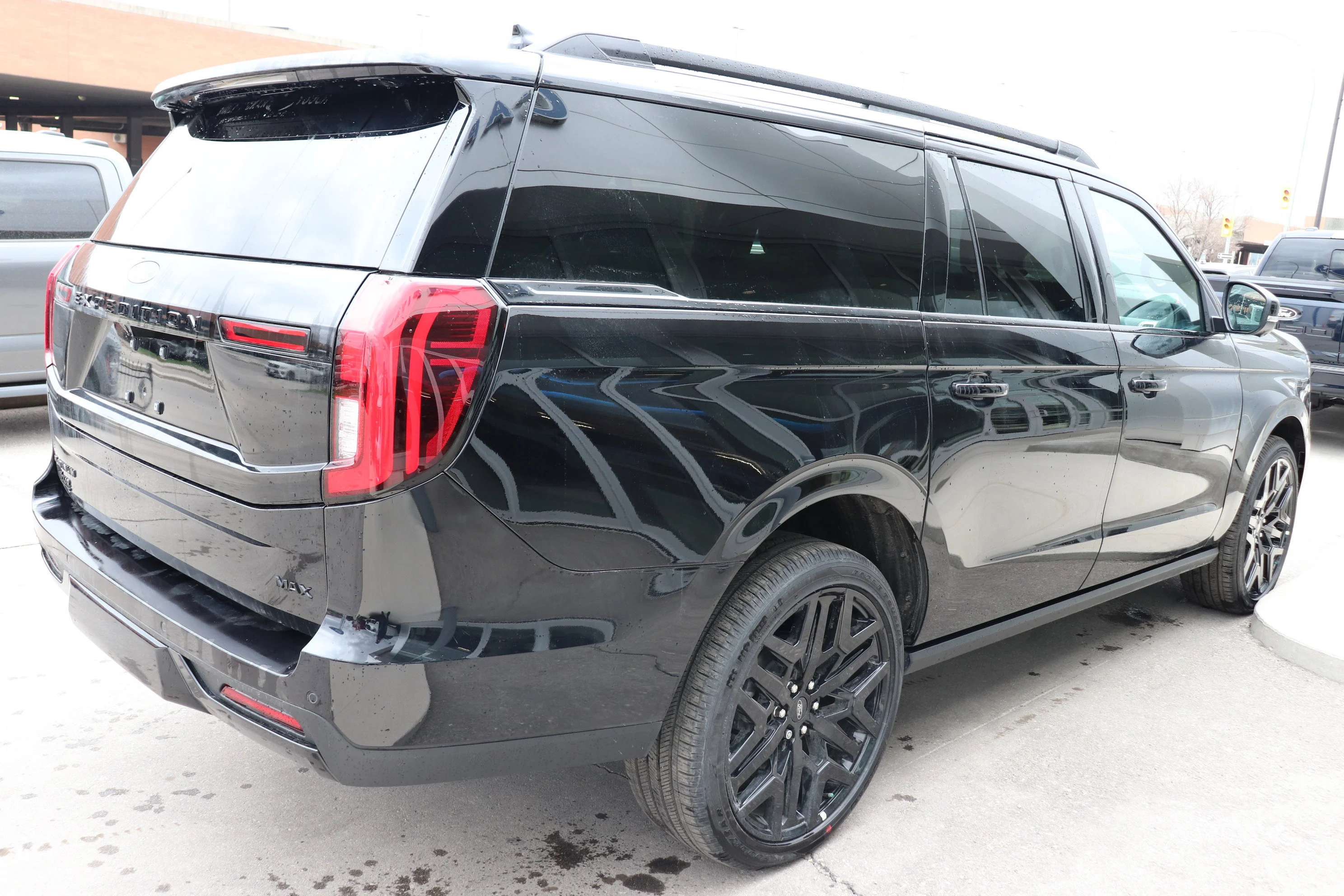 New 2026 AGATE BLACK METALLIC Ford Platinum Max image 4