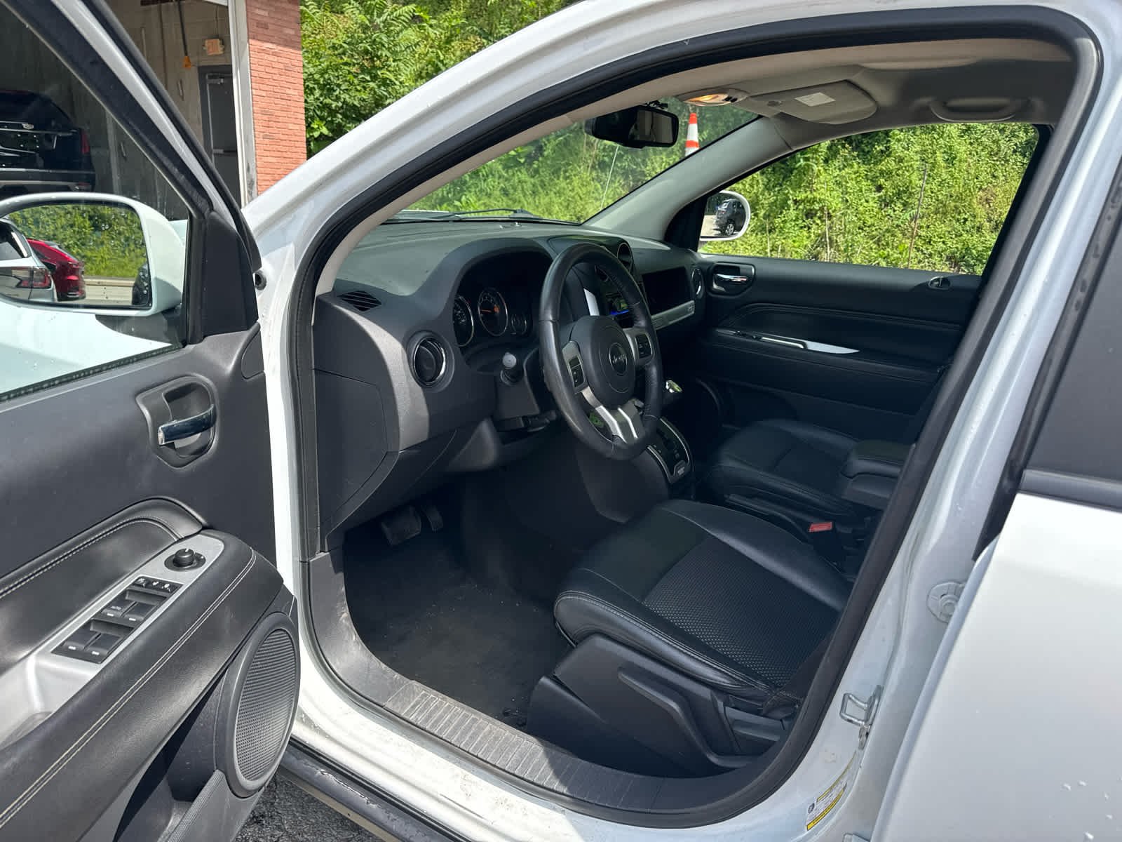 Used 2017 Bright White Clearcoat Jeep Latitude image 5