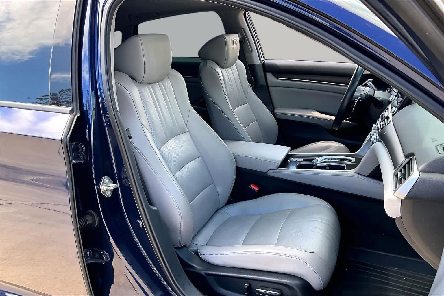 Used 2018 Obsidian Blue Pearl Honda Touring 2.0T image 9