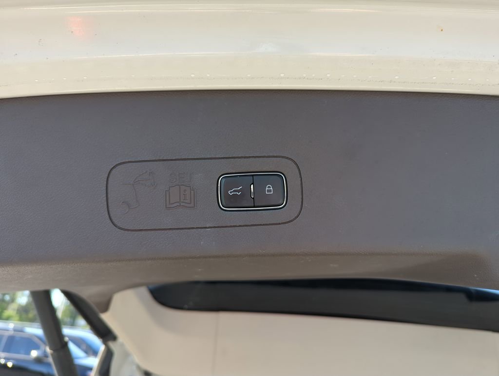 Used 2022 White Lincoln Reserve image 31