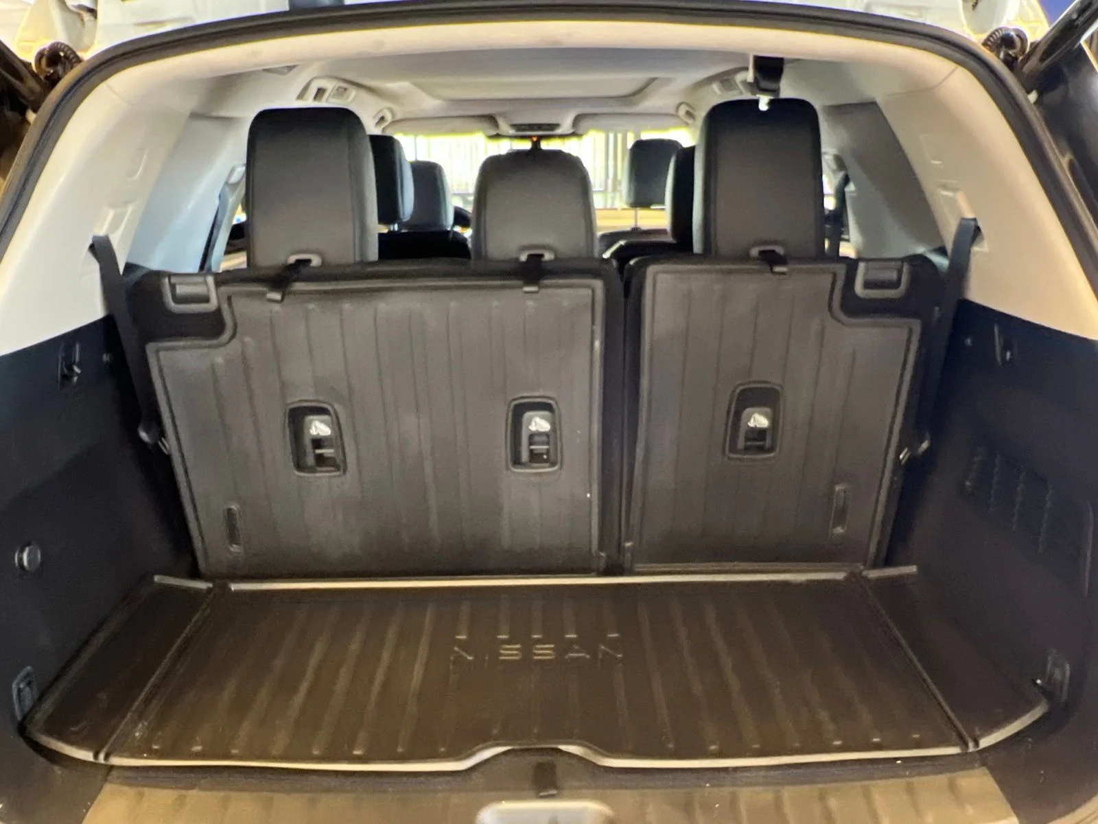 Used 2023 White Nissan Platinum image 26