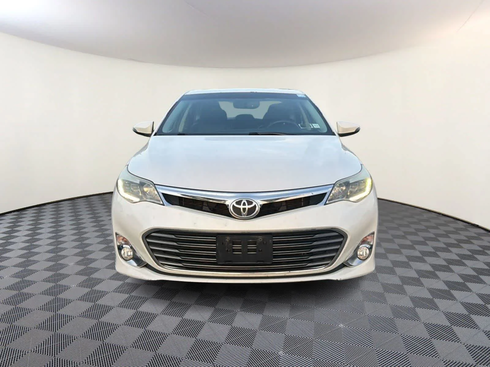 Used 2014 Blizzard Pearl Toyota Limited image 3