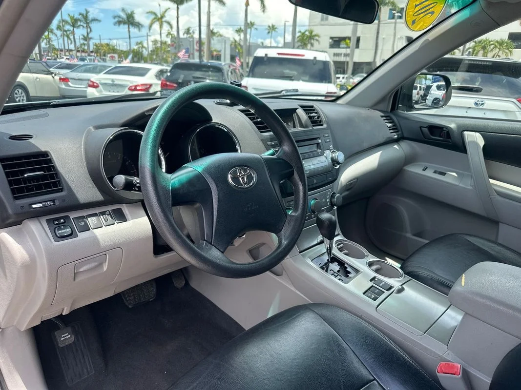 Used 2011  Toyota Base V6 image 14